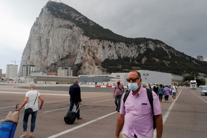 Un grupo de personas sale de Gibraltar cruzando la pista del aeropuerto, el pasado 20 de julio.