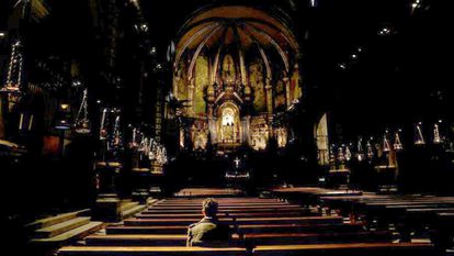 Una víctima de abusos posa en el interior de la iglesia de la abadía de Montserrat, en la provincia de Barcelona.
