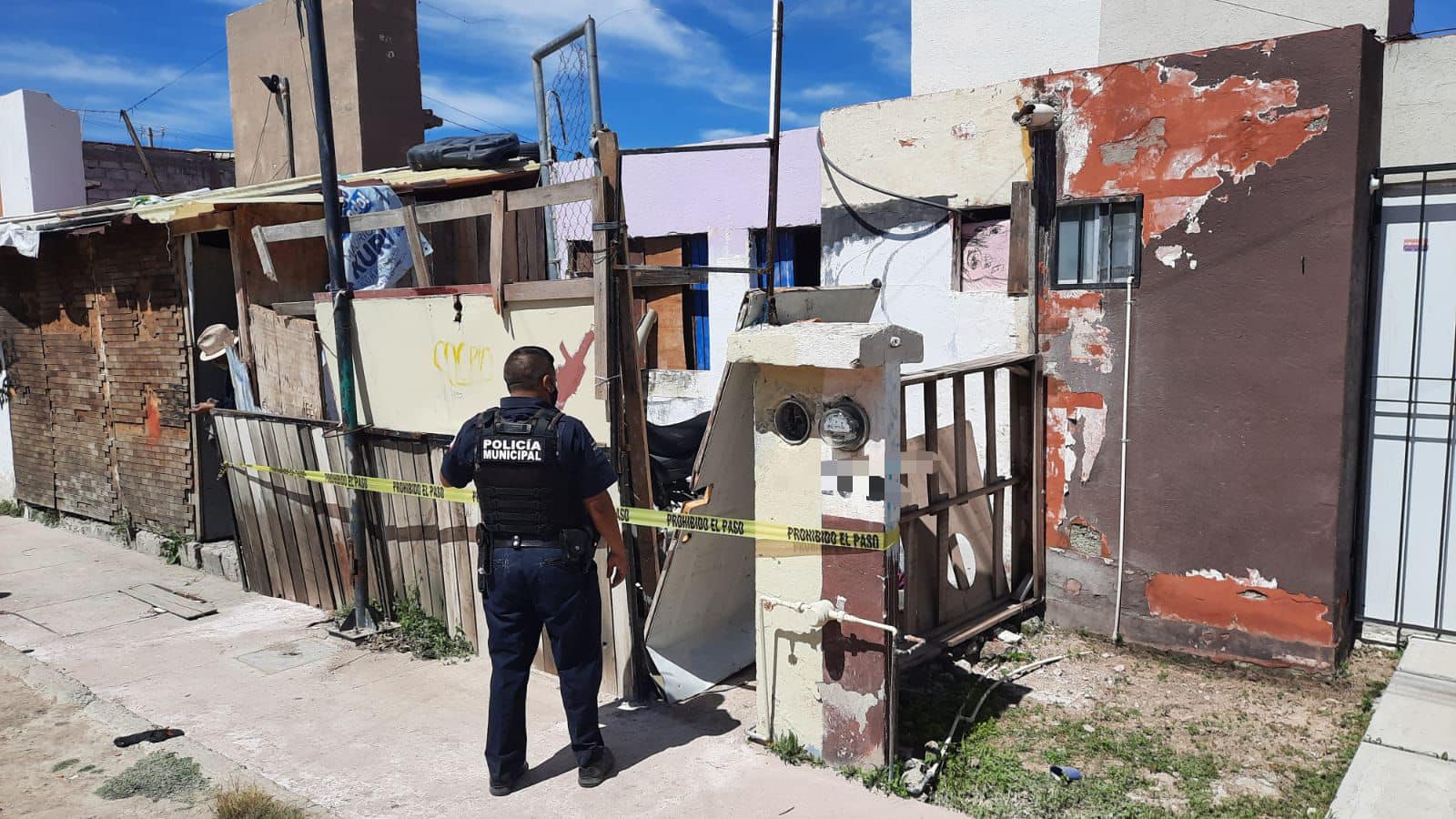 Localizan motos robadas en predio, policía resguarda vivienda en espera de cateo, en San Juan del Río