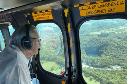 López Obrador observa la zona por la que discurrirá el tren maya, en Campeche.