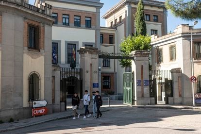 Entrada al edificio principal de la universidad privada CUNEF, en Madrid.