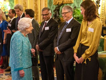 La monarca británica saluda a Bill Gates el pasado martes durante la Cumbre Global de Inversión. 