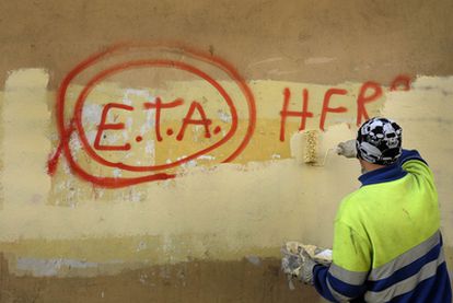 Un empleado municipal borra en Gernika (Bizkaia) una pintada con un texto en euskera en favor de ETA en septiembre de 2020.