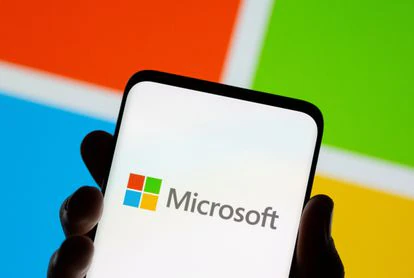 Un móvil muestra el logotipo de Microsoft.