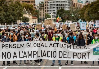 Pancarta que encabeza la marcha de Valencia de este viernes contra la ampliación del Puerto de Valencia.
