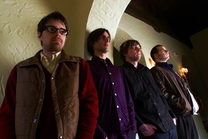 El grupo Weezer con su formación del año 2001: Rivers Cuomo, Brian Bell, el fallecido Mikey Welsh y Pat Wilson posan en Hollywood (California).