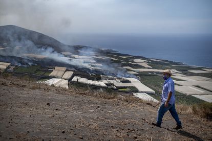 Antonio Ángel Brito contempla la nueva colada de lava llegando ayer a su finca de plataneras en La Laguna.