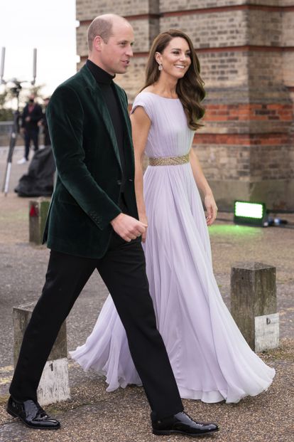 Guillermo de Inglaterra y Kate Middleton, a su llegada a la entrega de los Premios Earthshot. La duquesa llevó un vestido de McQueen que ya había lucido en una gala en 2011.