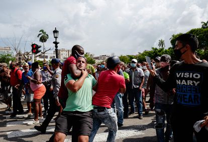 Un hombre es detenido con violencia durante una manifestación en Cuba, el pasado 11 de julio.