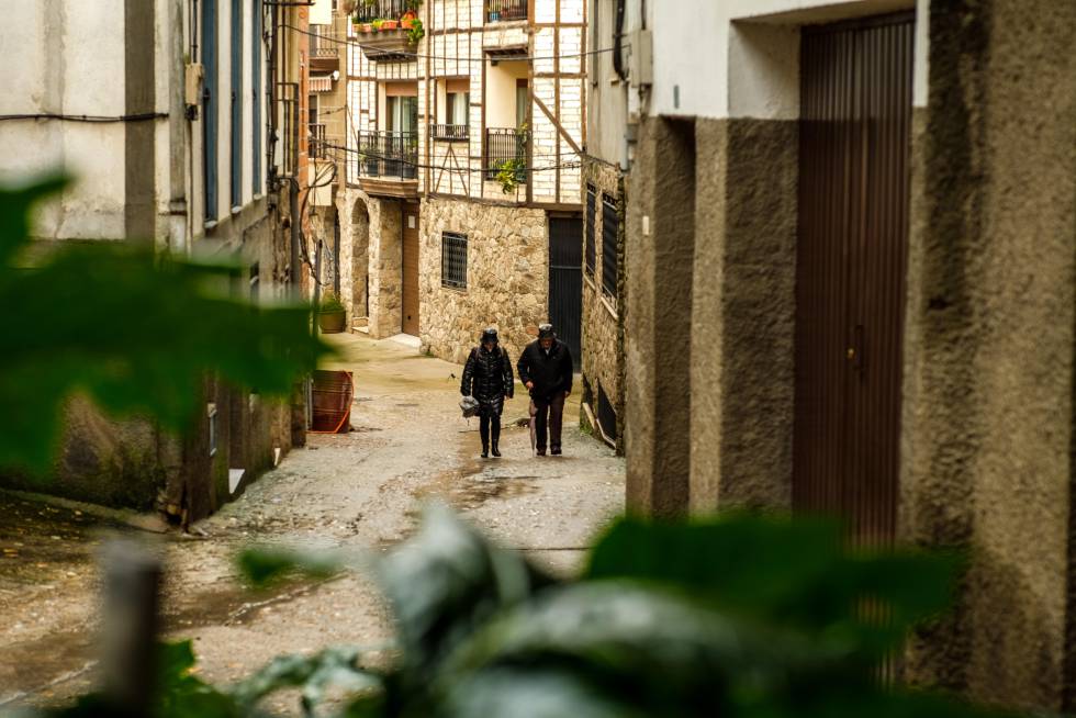 Una calle del pueblo Garganta la Olla, en la cacereña comarca de La Vera.