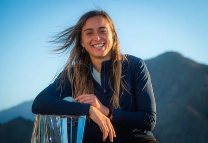 Paula Badosa posa con el trofeo tras ganar el torneo de Indian Wells, en California, este domingo.