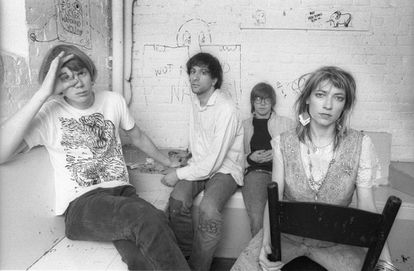 Uno de los modelos de Pearl Jam: Sonic Youth en 1986: Thurston Moore, Lee Ranaldo, Steve Shelley y Kim Gordon, en el camerino del club Paradiso de Ámsterdam.