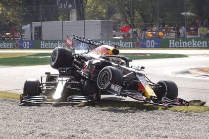 El Red Bull de Verstappen, por encima del Mercedes de Lewis Hamilton, hace un mes en Monza.