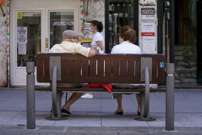 Una pareja de ancianos, el 27 de julio en Madrid.