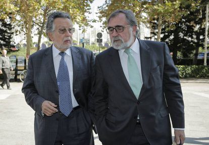 Alfonso Grau, exvicealcalde de Valencia (a la derecha), llega a los juzgados con su abogado, en 2017.