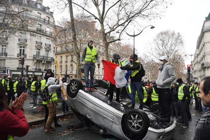 Manifestantes en una protesta de los chalecos amarillos, en diciembre de 2018, en París, Francia.