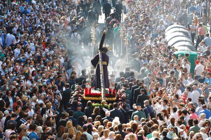Procesión de Jesús del Gran Poder, este sábado en Sevilla, a su paso por la calle Recaredo, camino del barrio de Los Pajaritos.