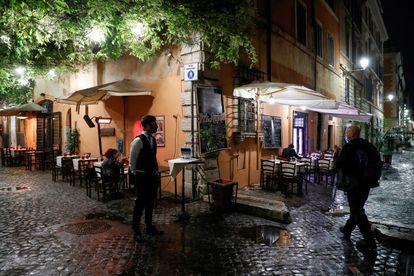 Un camarero aguarda ante la ausencia de clientes en un restaurante de Roma, en octubre de 2020.