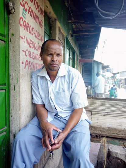 Ezekiel Masau descansa fuera de su casa en el barrio pobre de Mukuru.