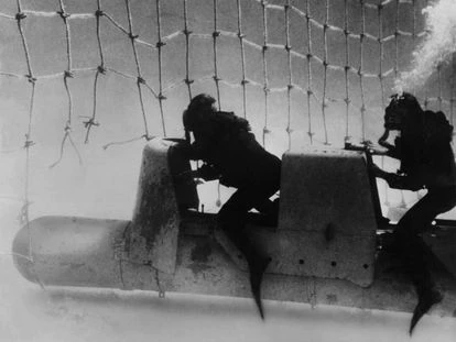 Dos buceadores pilotan un torpedo y entran en las aguas de Gibraltar, durante la Segunda Guerra Mundial.