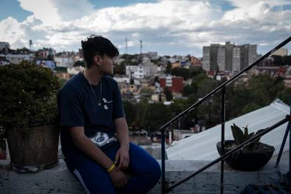 Daniel Arias, migrante centroamericano, observa la Ciudad de México.