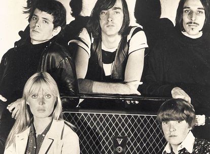 The Velvet Underground. En la fila superior, de izquierda a derecha, Lou Reed, Sterling Morrison y John Cale. Debajo, Nico y Maureen Tucker.