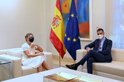 El presidente de Gobierno, Pedro Sánchez, y la vicepresidenta segunda y ministra de trabajo, Yolanda Díaz, durante su encuentro en el Palacio de la Moncloa en Madrid el pasado 7 de octubre.