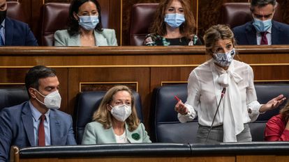 La ministra de Trabajo, Yolanda Díaz (de pie), junto a Nadia Calviño y Pedro Sánchez ayer en el Congreso.