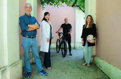 De izquierda a derecha: Pedro Pareles, paciente con diabetes tipo 2;  Gely Álvarez, enfermera; Pablo Guedes, preparador físico e Isabel Yagüe, nutricionista en parque de la Quinta de los Molinos de Madrid.