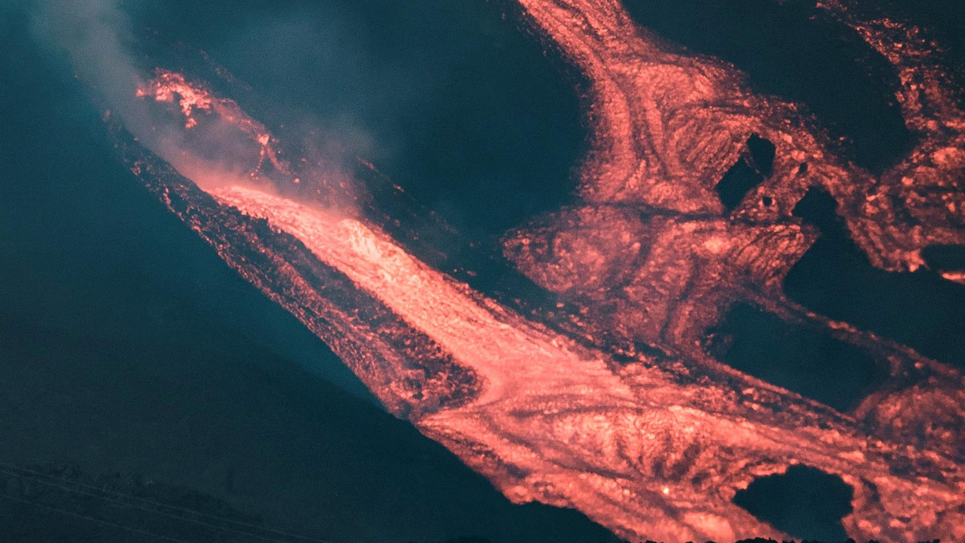 ”Tsunami” de lava avanza en la isla española de La Palma tras colapso parcial del cono del volcán