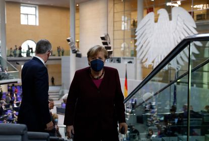 Angela Merkel abandona la tribuna tras la elección de la nueva presidenta del Bundestag.