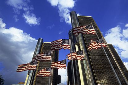 Banderas ondeando frente al Renaissance Center, un grupo de siete rascacielos interconectados en el Downtown Detroit.