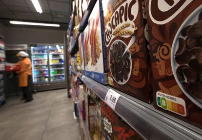 Unos cereales con chocolate y azúcar con etiqueta Nutri-Score B, en un supermercado de Madrid.