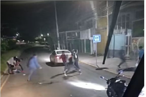VIDEO: Difunden video de un choque que termina en riña, en calles del centro de San Juan del Río