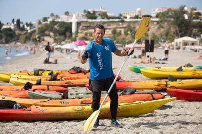 El actor Miguel Joven, que encarnó al personaje de Tito en 'Verano azul', posa en la playa de Burriana en la localidad de Nerja (Málaga).