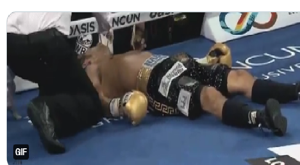 Video: Boxeador queretano noquea a su rival, dramático nocaut, lo manda al hospital, Moisés Fuentes grave
