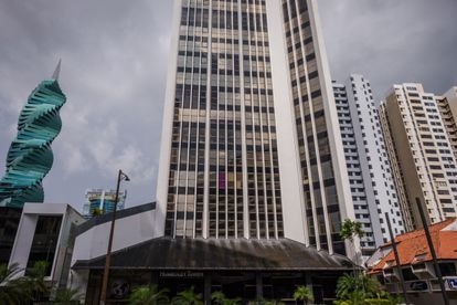 Fachada de la Torre Humboldt, que acoge las oficinas centrales de Alcogal en Panamá