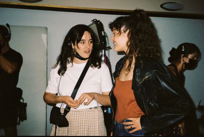 Claudia Costafreda (izquierda) y Ana Rujas durante el rodaje de Cardo.