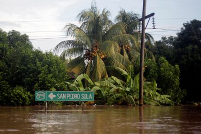 Un letrero completamente sumergido en una carretera inundada por por la tormenta Iota, en La Lima, Honduras, el 19 de noviembre de 2020. 