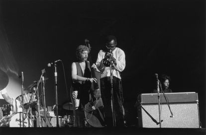 Dave Holland, Miles Davis y Chick Corea (al teclado) en el concierto de julio de 1969.