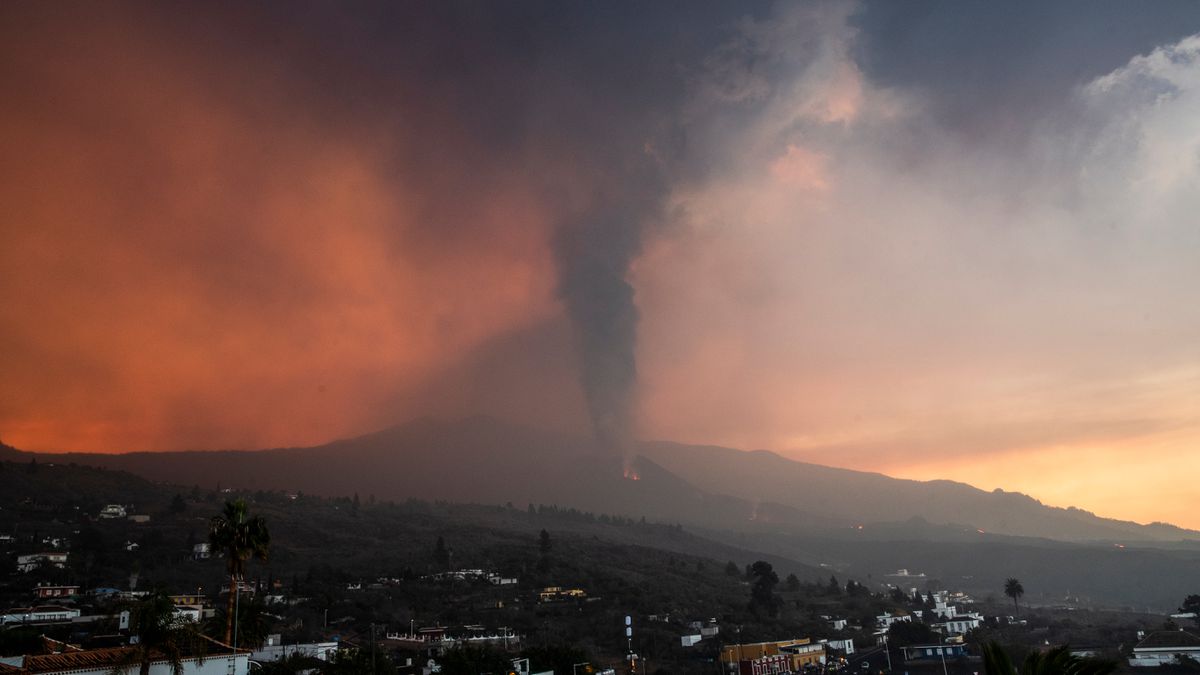 El volcán de La Palma crea una nueva colada que amenaza una carretera vital para agricultores y fuerzas de seguridad