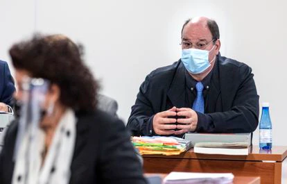 Consuelo Ciscar, en primer término, y José Luis Rueda, en segundo, durante el juicio de este martes.  
