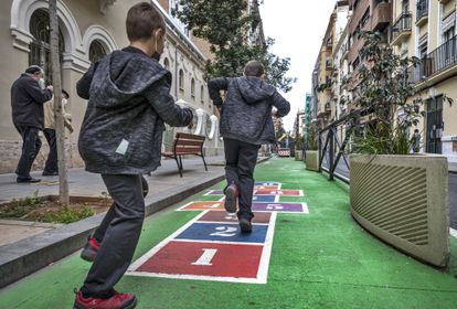 Señales y zona de juegos para marcar un camino escolar seguro en Valencia. 

