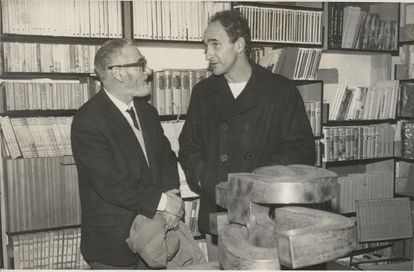 Jorge Oteiza y Eduardo Chillida, en 1965, en una imagen que se exhibe en la exposición de la Fundación Bancaja.
