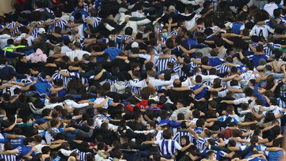 La afición de la Real Sociedad salta y canta en el Reale Arena de espaldas al campo en un partido de LaLiga Santander de esta temporada.