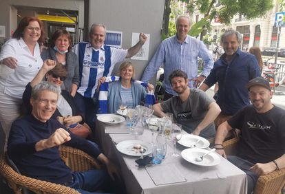 Ane Bastida, en el centro, en una comida con miembros de su peña, la Madrilgo Errealzak. A su izquierda, sentado, el actor Gorka Otxoa, el día que le dieron el premio de la 'Txapela Urdina'.