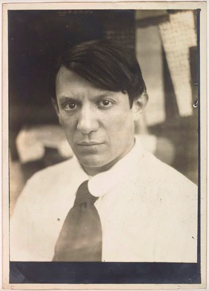 Retrato de Picasso en su taller de la calle Schoeler de París alrededor de 1915, atribuido a Georges de Zayas.