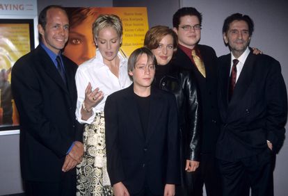 Kieran Culkin posa con parte del reparto de 'Un mundo a su medida' en el estreno en 1998. Entre las otras estrellas de la película, Sharon Stone, Gillian Anderson y Harry Dean Stanton.