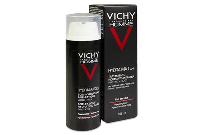 Tratamiento Hidratante anti fatiga para rostro y ojos, Vichy Homme Hydra Mag C+, específico para pieles sensibles. 