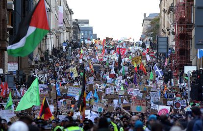 Miles de activistas y manifestantes asisten a la marcha Fridays for Future de esta mañana en Glasgow, sede de la COP26.